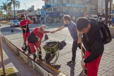 Realizan un operativo de limpieza en las alcantarillas de la avenida Rocca