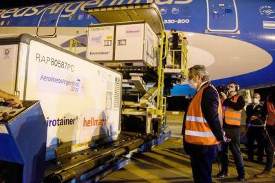 Alberto recibi� en Ezeiza el vuelo con un mill�n de dosis de Sinopharm que complet� el acuerdo con China