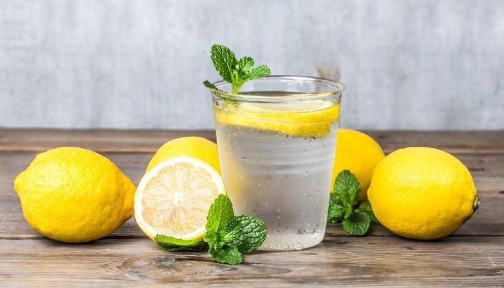 Los grandes beneficios de tomar agua con limn