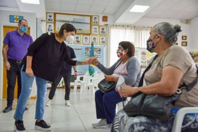  Mayra en centro de vacunaci�n: �Estamos muy cerca de alcanzar las 100 mil personas vacunadas� en la ciudad