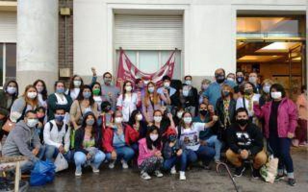 A un ao de su muerte, trabajadores del Hospital Posadas encabezaron un acto en homenaje a Antonio Barrera