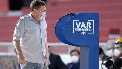 Montenegro pidi� que se revisara la jugada y la pena m�xima fue anulada, pero el partido aun contin�a