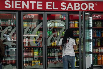 �Tomas agua saborizada? Podr�as consumir m�s az�cares que en una Coca