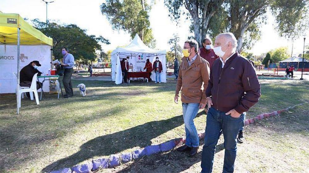 Con el foco puesto en los testeos y la vacunacin antigripal, Grindetti recorri el operativo integral de salud en Lans Este