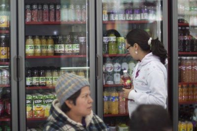 Estas son las marcas de aguas saborizadas con m�s az�car que un refresco, seg�n Profeco