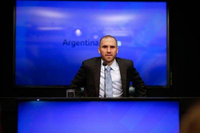 Mart�n Guzm�n termina su semana m�s dif�cil debilitado y con muchos frentes abiertos por delante