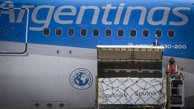Un nuevo vuelo llega desde Mosc� con vacunas, mientras gestionan por m�s dosis