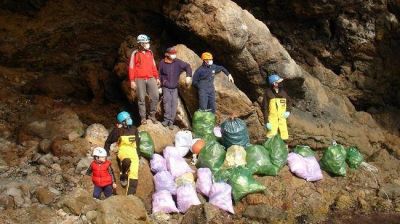 Retiran ms de 100 kilos de residuos de una treintena de cuevas en diversas sierras del sur de la Regin