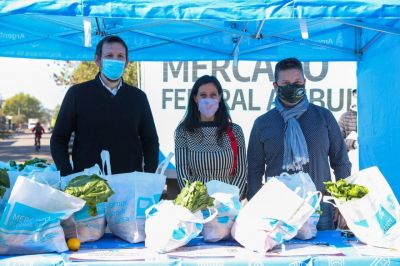 Paula Espa�ol recorri� el Mercado Federal Ambulante en Merlo y Avellaneda