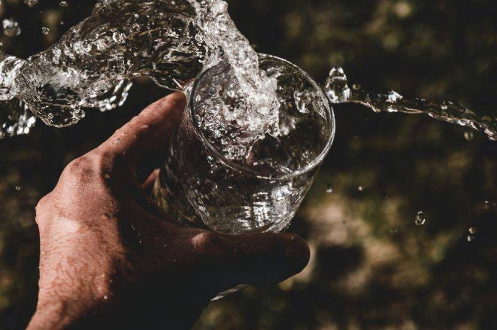 El agua mineral más allá de la hidratación: sus falsos mitos y las propiedades de sus minerales