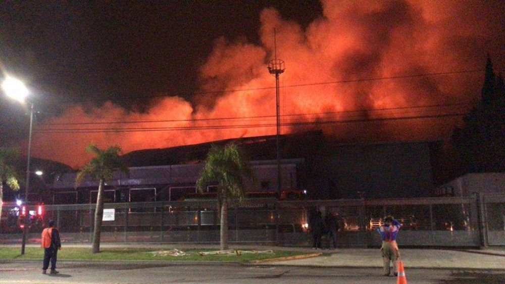 Voraz incendio en una planta panificadora de San Fernando: trabajan 20 dotaciones de bomberos