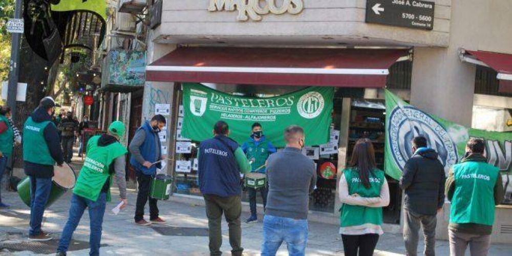 Pasteleros march a una importante confitera de Palermo para que regularice a los trabajadores