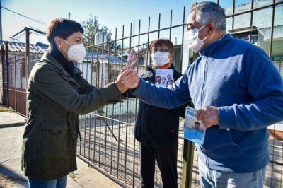 Mendoza supervis� las obras de pavimento en el barrio Infantino