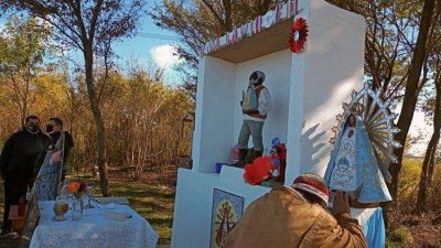 Misa en la ermita del Negro Manuel y el obispo en la Casita de la Virgen gaucha