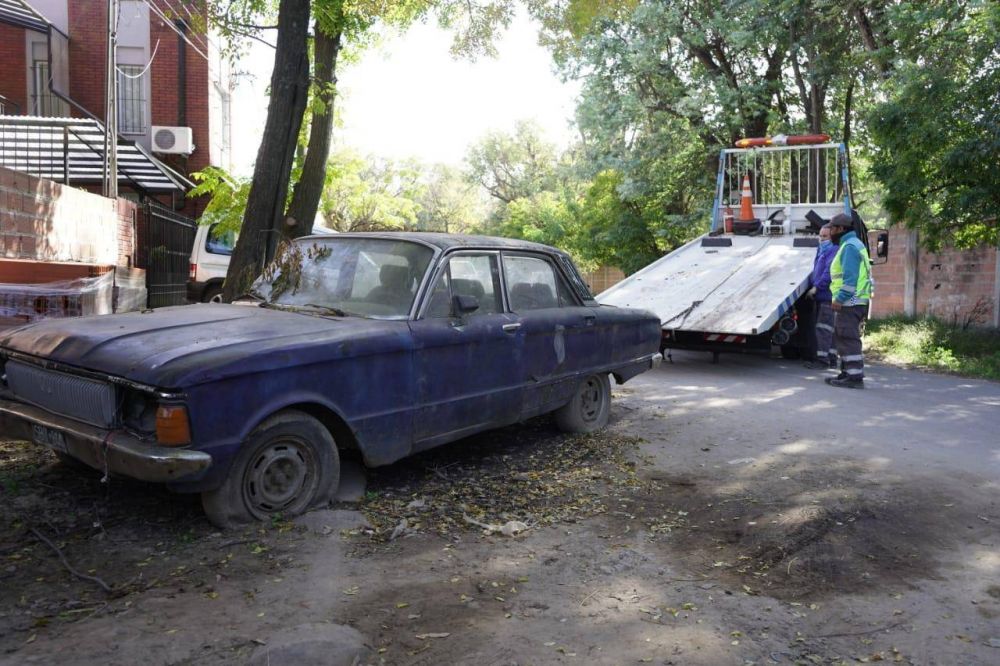 El Municipio contina sacando autos abandonados de la calle