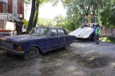 El Municipio continúa sacando autos abandonados de la calle