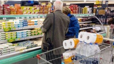 El consumo masivo sigue sin levantar y en abril cay� 9,1%