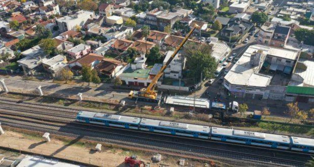 En Padua: Comenz el montaje del primero de trece pasos a nivel que se construirn sobre el Ferrocarril Sarmiento