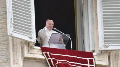 Regina Coeli, Papa: Jes�s no nos abandona, permanece en oraci�n