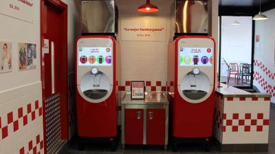 Servirte la Coca-Cola desde el m�vil: as� es la nueva m�quina de Five Guys