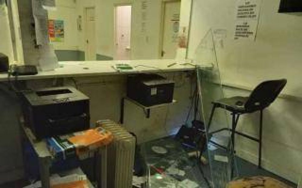 Se quejaron porque los m�dicos demoraron en atenderlos y destrozaron la guardia del Hospital municipal de Mor�n