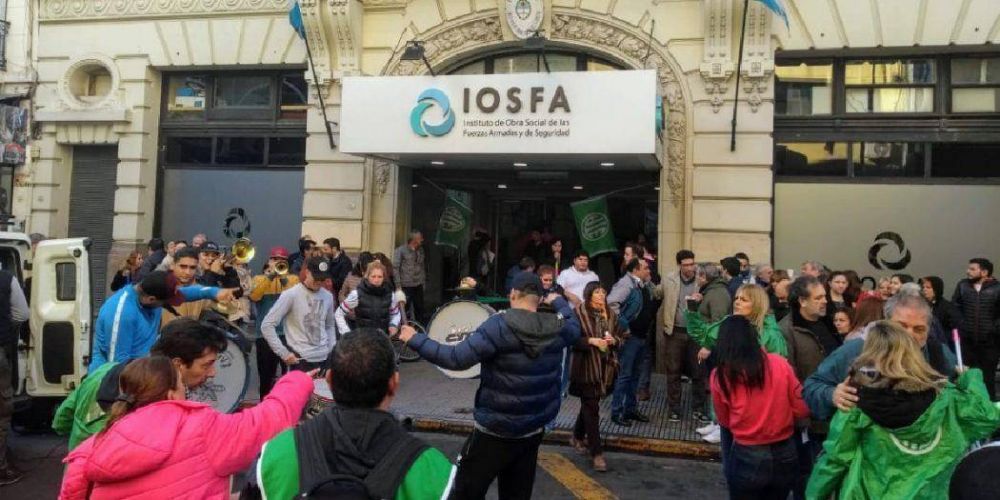 Trabajadores de IOSFA inician paro de actividades contra traspaso masivo de afiliados