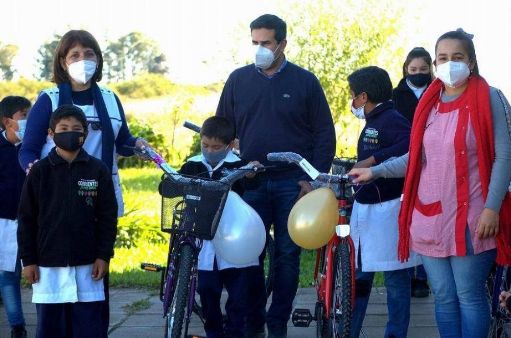 Estudiantes de una escuela primaria rural recibieron bicicletas