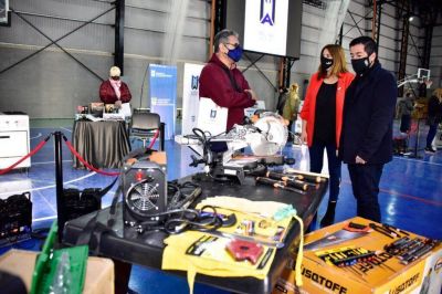 Entrega de maquinarias y herramientas a emprendedores