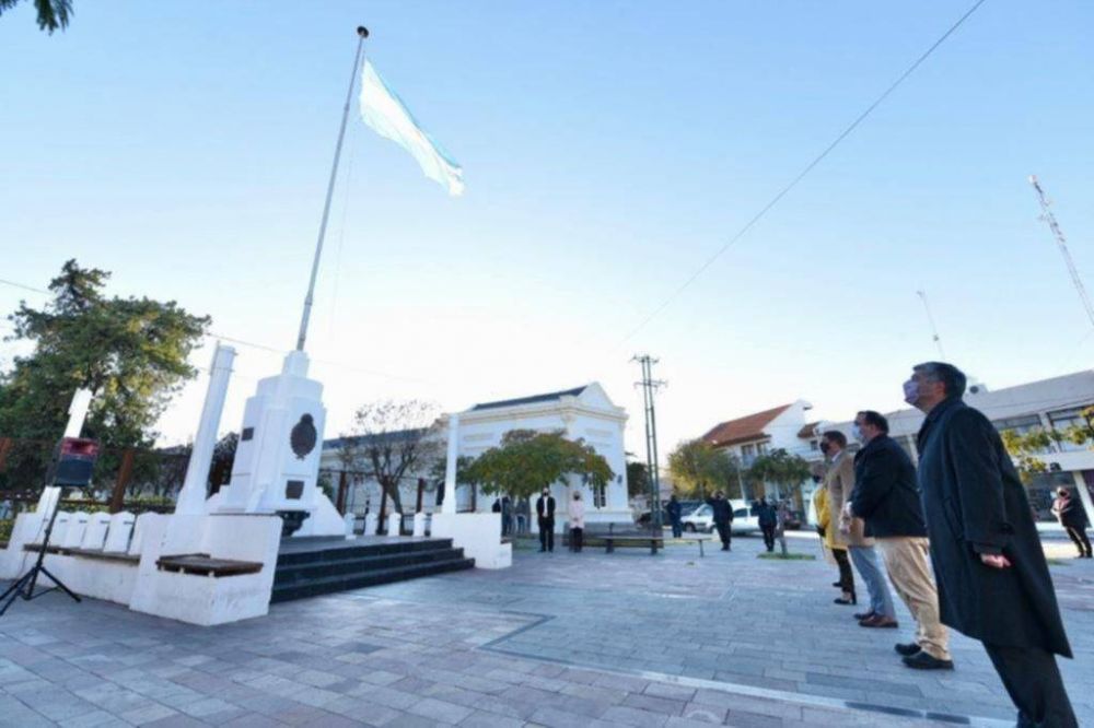 Funcionarios provinciales izaron la bandera en conmemoracin del 211 Aniversario de la Patria en Rawson