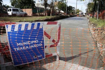 Avanzan las obras de asfalto en barrios y localidades de Brown