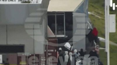 Dos estudiantes saqueaban un cami�n de gaseosas en movimiento, se cayeron y murieron en el acto