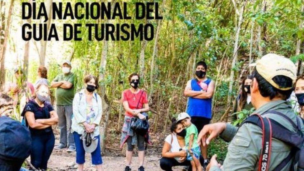 Esteban Avils salud a a los guas de turismo en su da