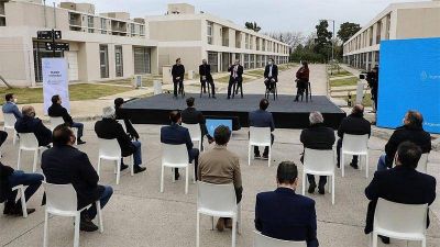 Alejo Chornobroff particip� del acto de entrega de la vivienda diez mil del programa Casa Propia