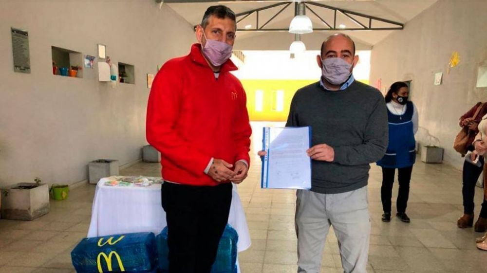 El intendente Pablo Mirolo recibi donaciones de material didctico de McDonalds
