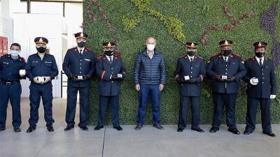 El gobierno de Lan�s entreg� medallas a bomberos en reconocimiento a su trayectoria