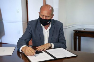 El gobernador Perotti firmó el decreto que modifica el calendario electoral