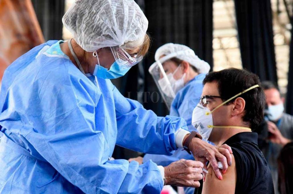 En Santa Fe se empezar a vacunar a menores de 60 sin comorbilidades