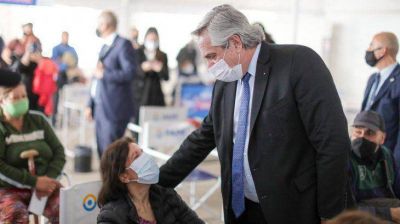 Alberto y Su�rez visitaron un vacunatorio del PAMI en Mendoza