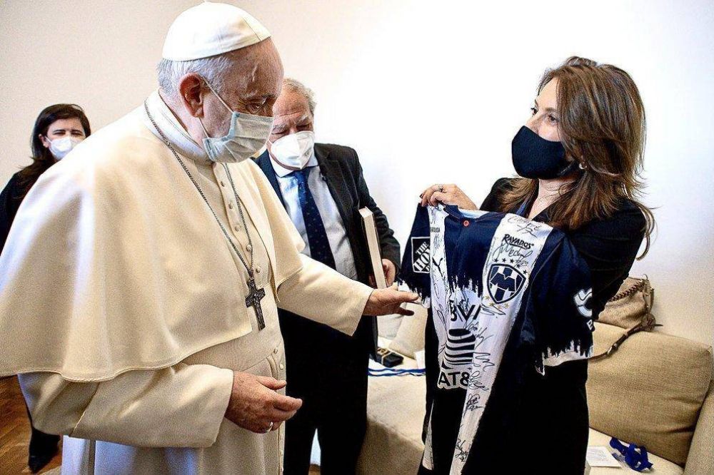 Ms all de la frontera, el Papa Francisco recibi una playera de los Rayados de Monterrey