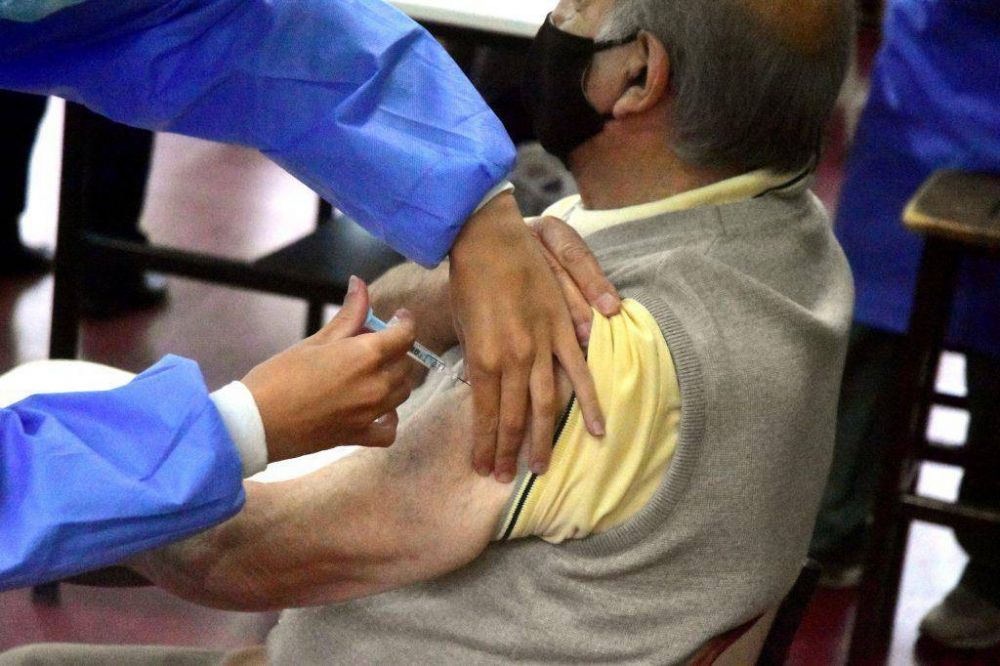 Comenzaron a vacunar en la ciudad a mayores de 70 aos sin turno previo