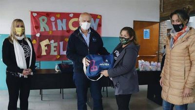 Néstor Grindetti entregó bolsos de maternidad a mujeres de Monte Chingolo