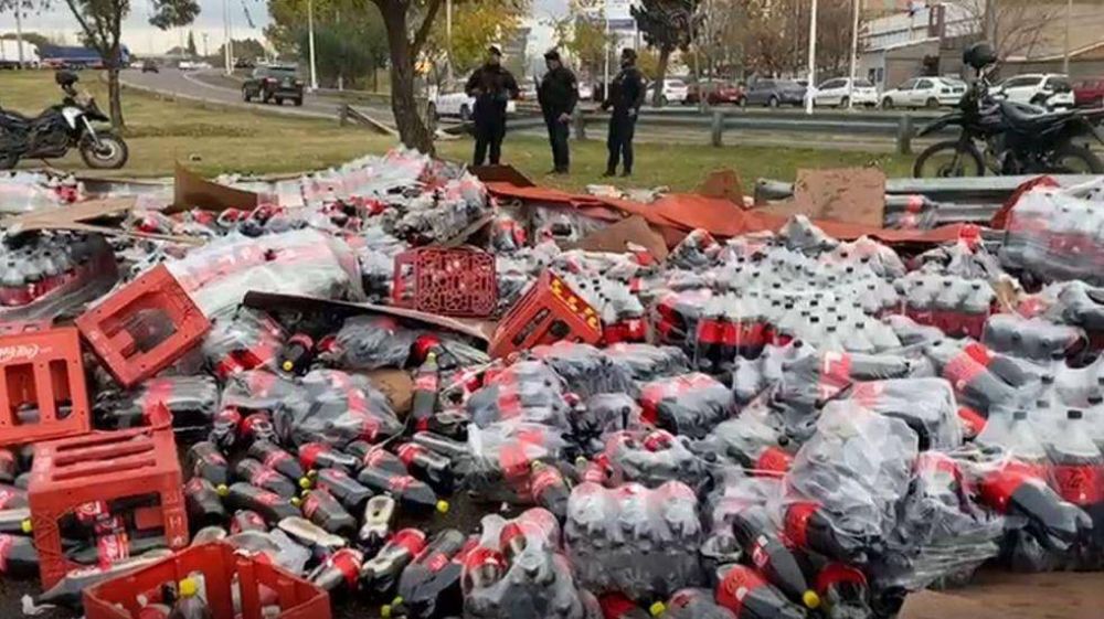 Un camin cargado de botellas de Coca Cola volc en el Acceso Este y cortaron el trnsito
