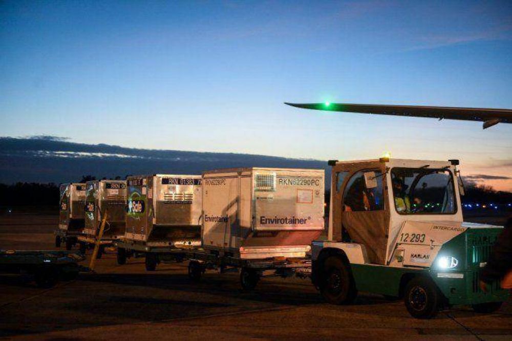 Alberto Fern�ndez recibe el vuelo con el que se llega a 20 millones de vacunas