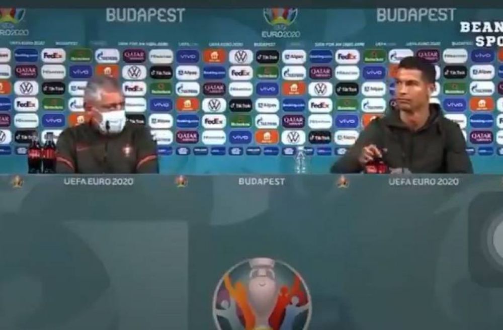 Coca-Cola no, agua s: Cristiano Ronaldo esconde 2 botellas de la bebida en plena sala de prensa