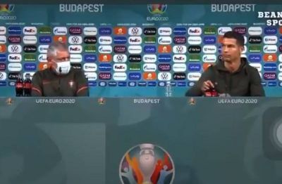 Coca-Cola no, agua s�: Cristiano Ronaldo esconde 2 botellas de la bebida en plena sala de prensa