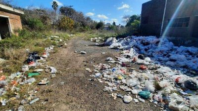 Denuncian que arrojan basura en un campo de Villa Morra