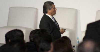 Fernández pide ofrecer más empleo a migrantes y refugiados