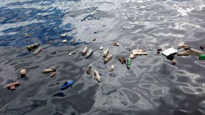 Estos son los cuatro productos plásticos que generan la mitad de la basura en los océanos