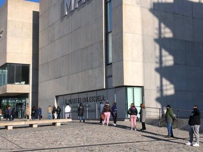 Comenz� la vacunaci�n libre para mayores de 55 y las postas est�n �desbordadas de gente�