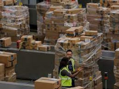 Del almacén a la basura: Amazon destruye todas las semanas miles de productos no vendidos
